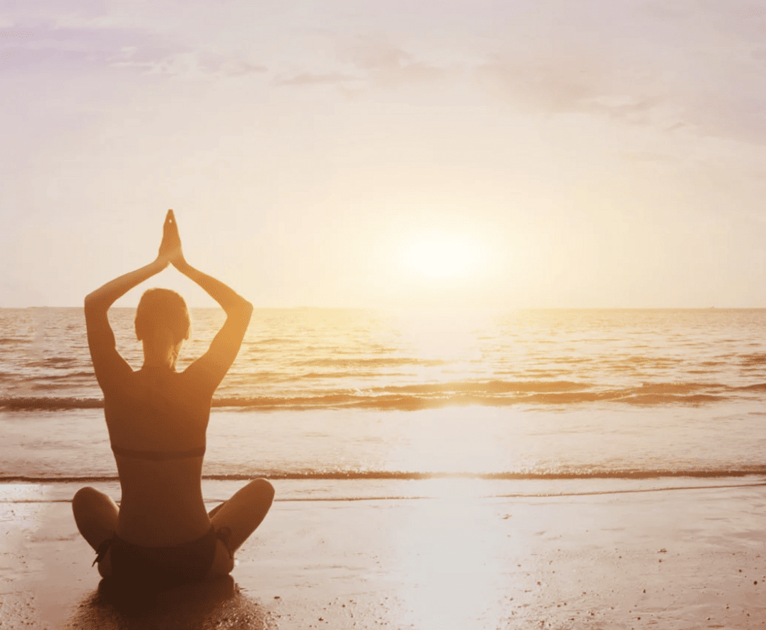 Femme sur la plage en méditation