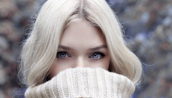 Le regard d'une femme aux cheveux blonds