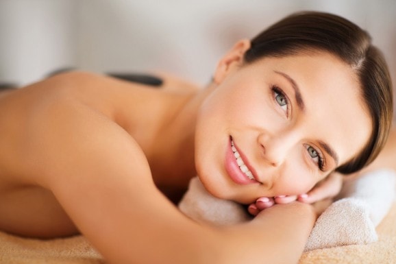 Femme souriante allongée sur le ventre