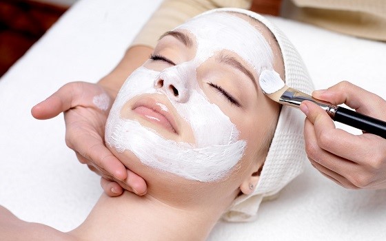 application d'un masque blanc hydratant sur le visage d'une femme à la thalasso Rivage