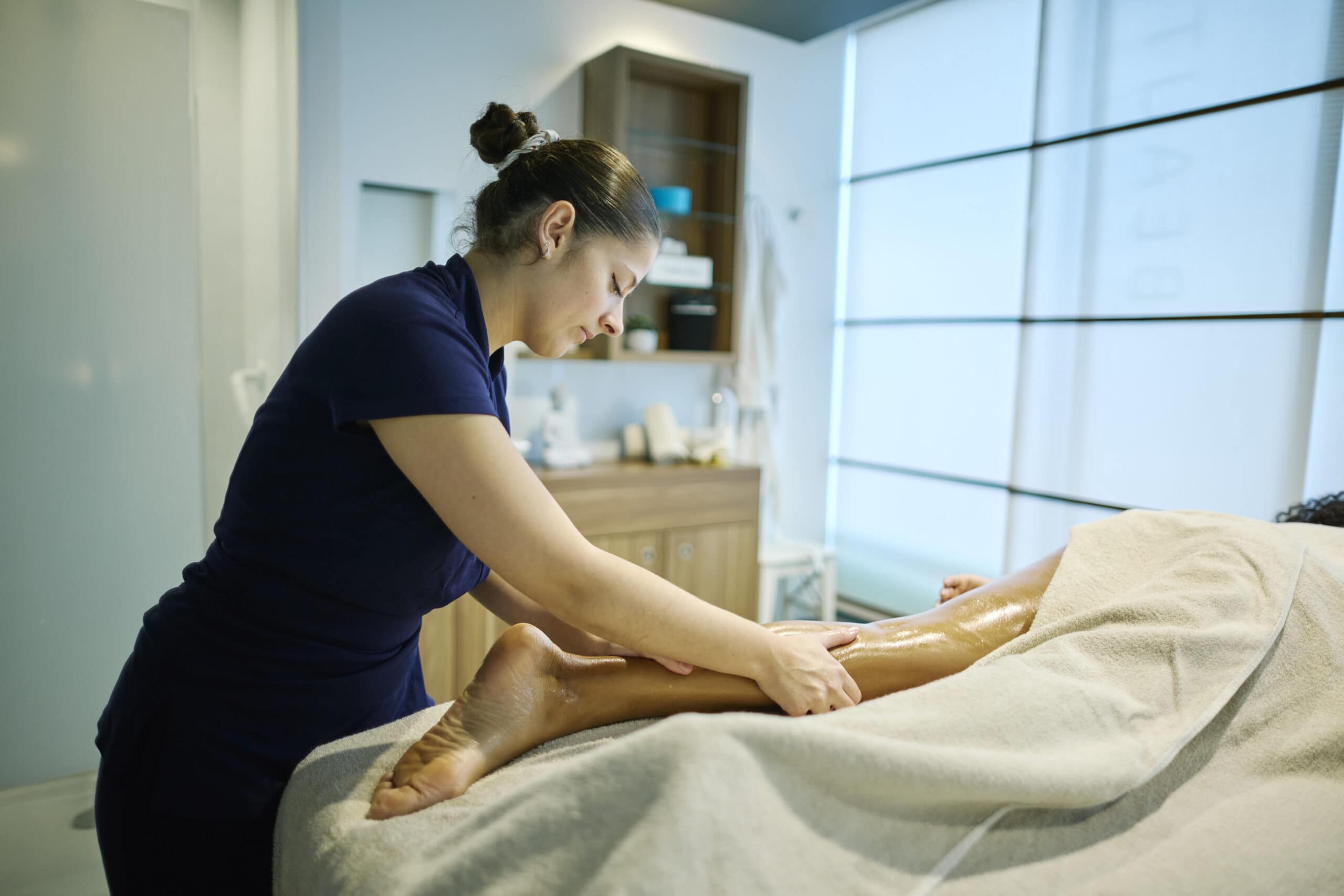 Massage suédois, lent et profond pratiquer par une spa praticienne