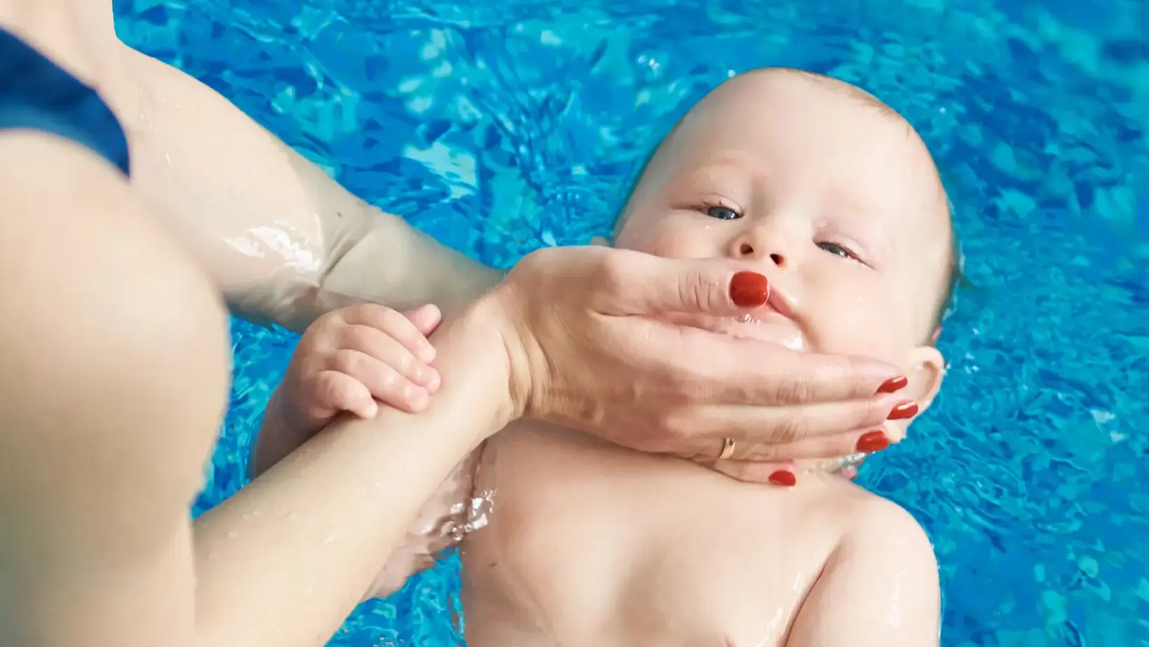 Bébé nageur dans un bassin d'eau de mer chauffée