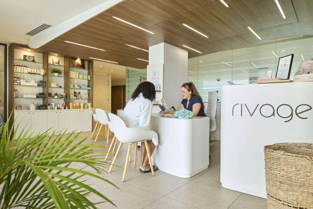 jeunes femmes à l'accueil de la thalasso rivage